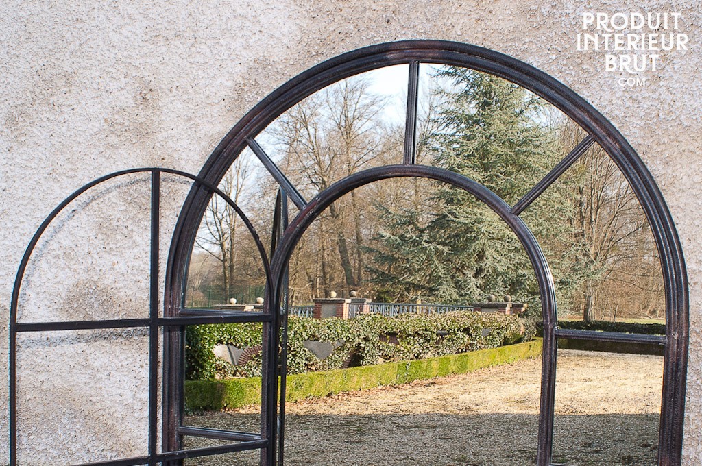 Un grand miroir d’orangerie style industriel de Produit Intérieur Brut : miroir ou fenêtre ?